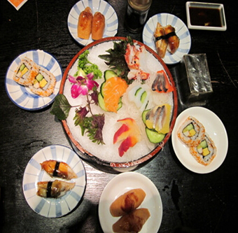 高考<a  /></CENTER><P align=center>考生高考期間三天食譜大公開</P><P><STRONG>晚餐：適當清淡</STRONG></P><P>“由于晚飯過后，大部分考生的能量消耗小，因此，晚餐可適當清淡。”她建議考生的晚餐可以以干飯或小米粥、紅棗粥等作為主食，副食以魚類和豆制品為主，還可以適量加一些豆角、牛肉、青菜等，這些食物既好消化，又可以滿足考生身體所需。</P><P><STRONG>宵夜：幫睡眠</STRONG></P><P>針對大部分考生晚上復習到很晚，大腦處于緊張興奮狀態，影響睡眠的情況，她建議家長不妨在晚間給孩子加一餐，最好加一些牛奶、面包等，不僅可以補充營養，還起到安神的作用。另外，三餐之間還可以給孩子加些愛吃的水果，適當補充維生素。</P><P><STRONG>走出考前飲食三大誤區</STRONG></P><P>誤區一：盲目相信保健品</P><P>臨近高考，為了給考生快速補充營養，不少家長紛紛把希望寄托在保健品身上。保健品雖然能起到一定的保健作用，但并非所有的考生都適合享用補品。考生和家長不要期待那些標榜提神醒腦的產品會有“特異功能”，如果考生不吸收、不適應的話，還會導致腹瀉、過敏、感冒上火等病癥。建議家長最好通過食補的方法為孩子補充營養，不要盲目相信保健品。</P><P>誤區二：天天大魚大肉</P><P>由于考前學習緊張，體能消耗較大，不少家長擔心孩子營養不良，于是變著花樣滿足孩子的要求，甚至整天大魚大肉，天天下館子。每天大魚大肉、山珍海味，孩子的腸胃并不習慣，反而會導致腹瀉、不舒服、食欲不振等現象，而且吃得過于雜反而容易造成腸胃疲勞。吃得過飽，食物在腸胃中消化需要大量血液，腦內血液供氧減少，會導致大腦遲鈍、思維不敏捷，影響學習。</P><P>誤區三：飲食變化太大</P><P>有的家長喜歡在大考前夕為孩子準備特別的飯菜，事實上，考前換食譜是考生飲食的大忌。原因在于食譜變化大，腸胃需要一定的適應期，這反而容易影響身體狀態。</P><P>提醒家長，考生日常的生活規律最好不要改變，盡量保持平常飲食，尤其考前三天不要突然吃一些不熟悉的食物或不經常吃的食品，避免引起身體不適，影響考試。可吃些肉類、蔬菜、雞蛋等含能量較高的食品，攝入充足的熱量和各種營養素，飯菜選擇盡量豐盛。</P> 
	
  
            </div>
            <nav class=