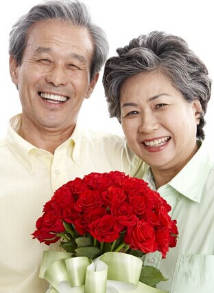<a  /></P><P><STRONG>4、食用大豆或其制品</STRONG></P><P>大豆不但蛋白質(zhì)豐富，而且對老年婦女尤其重要的是其豐富的生物活性物質(zhì)大豆異黃酮和大豆皂甙，不僅可以抑制體內(nèi)脂質(zhì)過氧化，減少骨丟失，增加冠狀動脈和腦血流量，還可以預(yù)防和調(diào)理心腦血管疾病和骨質(zhì)疏松癥。在老年人的飲食原則中，大豆類及其制品相對容易取得，而且品種很多，可選擇性很大，也較容易消化吸收。因此，大豆及其制品是老年人最佳的選擇之一。</P><P><STRONG>5、適量食用動物性食品</STRONG></P><P>在老年人的飲食原則中，可以適量的食用禽肉、蛋類、瘦肉和魚類，因其脂肪含量較低，較易被人體消化吸收，尤其是魚類中的海魚，含有多種脂類，適合老年人的脂肪需要，同時也可以為老年人提供優(yōu)質(zhì)的蛋白質(zhì)。</P><P><STRONG>6、多吃蔬菜、水果和薯類</STRONG></P><P>蔬菜是維生素C等幾種維生素的重要來源，盡量多攝食綠色及紅黃色的蔬菜，因為這類食物可以補充必要的微量營養(yǎng)素，如類胡蘿卜素、維生素C和各種礦物質(zhì)。即便是這類食物在烹調(diào)中維生素會大量丟失，但還能保留相當(dāng)多的膳食纖維，以及各種天然抗氧化物，對預(yù)防慢性病和維持腸道健康狀態(tài)是有利的。而且大量的膳食纖維可預(yù)防老年便秘。番茄加熱后的番茄紅素對老年男性常見的前列腺疾病有一定的防治作用。</P><P><STRONG>7、飲食清淡、少鹽</STRONG></P><P>在老年人的飲食原則中應(yīng)選擇用油少的烹調(diào)方式，如蒸、煮、燉、焯等，以避免攝入過多的脂肪，從而導(dǎo)致肥胖和高血脂。少用各種含鈉高的醬料，避免過多的鈉攝入引起高血壓。</P> 
	
  
            </div>
            <nav class=