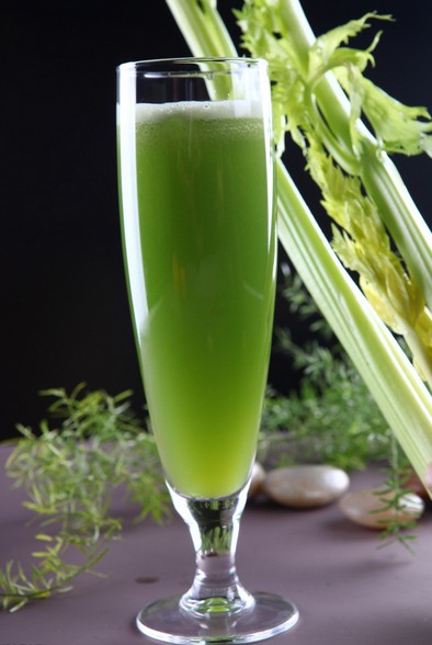 祛痘小妙招,養(yǎng)血生肌祛痘痘喝杯雪梨芹菜汁