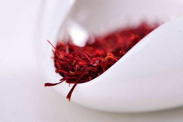 臉蛋暗黃無光 藏紅花來幫忙祛斑美白